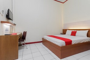 Desk, free WiFi, bed sheets - KoolKost Syariah near Ayani Mega Mall Pontianak (Pontianak)