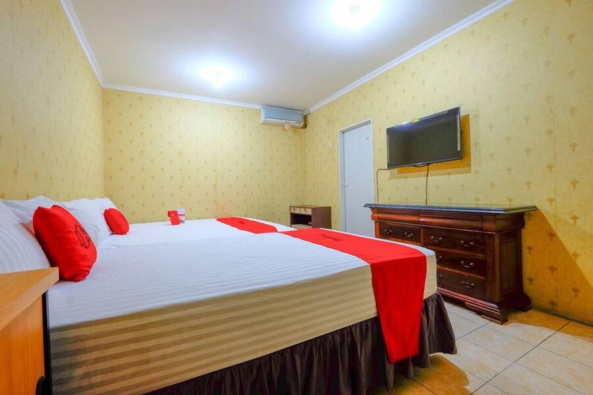 Desk, WiFi (free), bed sheets
