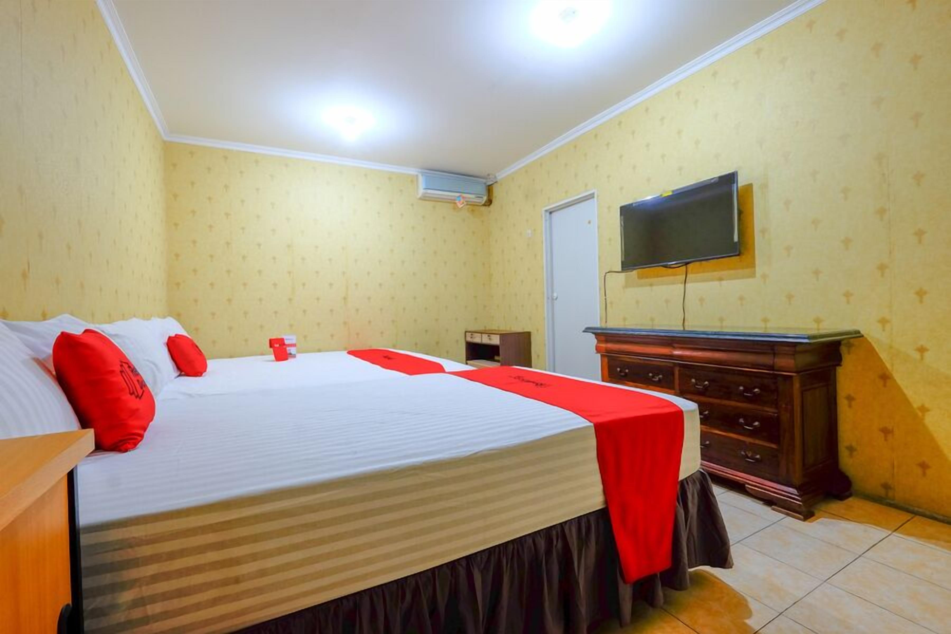 Desk, WiFi (free), bed sheets