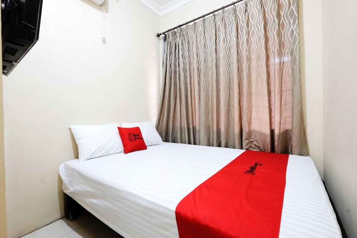 Desk, WiFi (free), bed sheets
