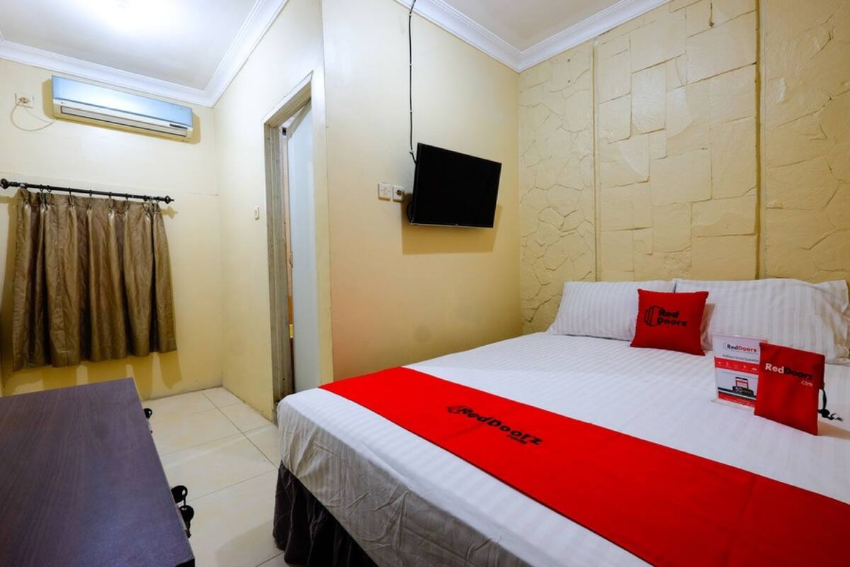 Desk, free WiFi, bed sheets