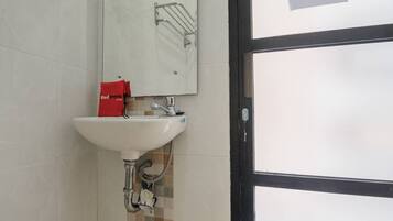 Una scrivania, Wi-Fi gratuito, lenzuola