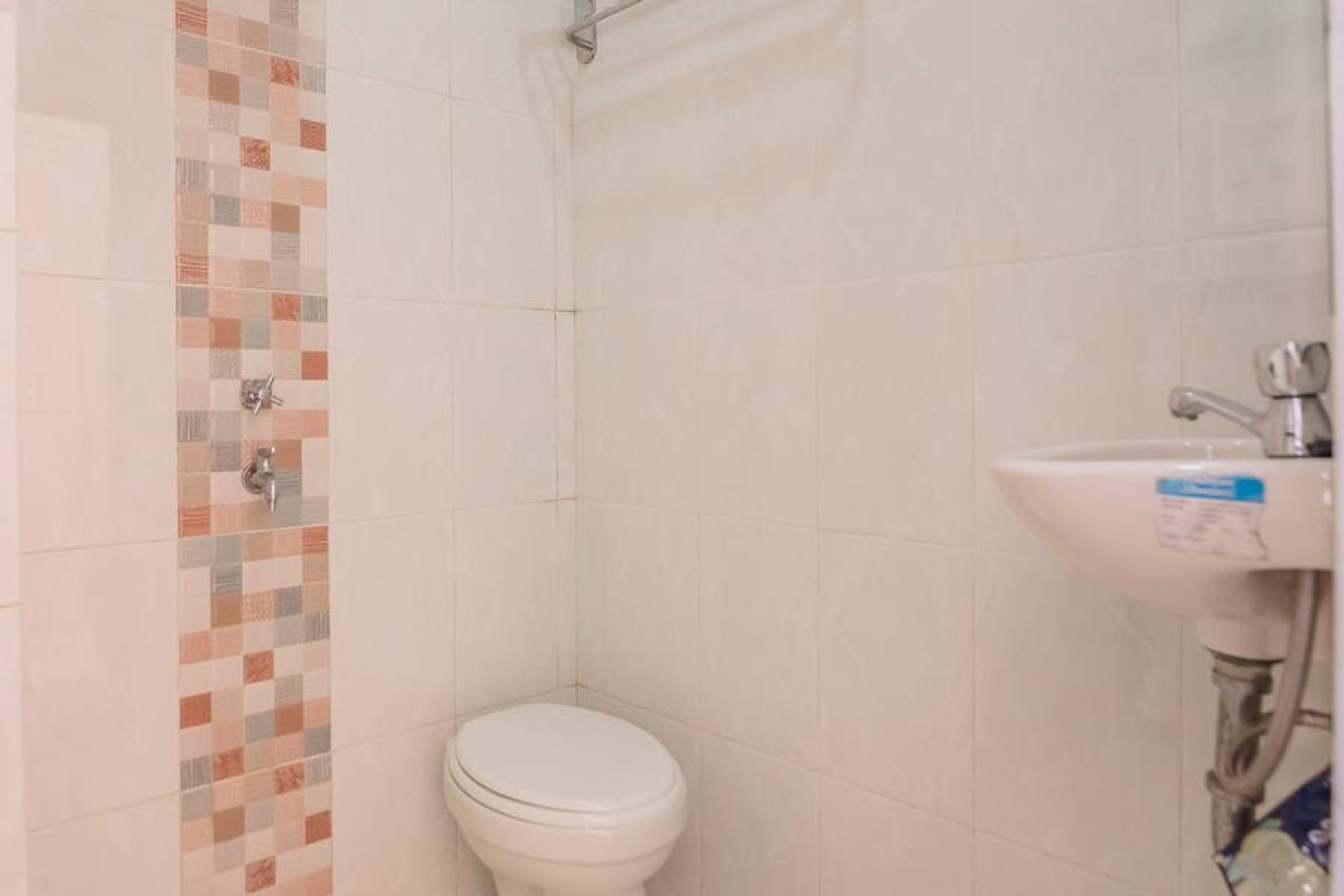 Kamar Double | Kamar mandi | Shower, perlengkapan mandi gratis,  dan handuk
