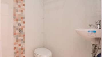 Kamar Double | Kamar mandi | Shower, perlengkapan mandi gratis, dan handuk