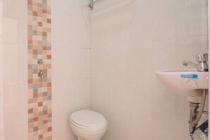 Quarto casal | Banheiro | Chuveiro, produtos de toalete grátis, toalhas de banho 