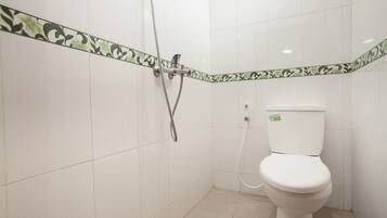 Double Room | Bathroom | Shower, free toiletries, towels