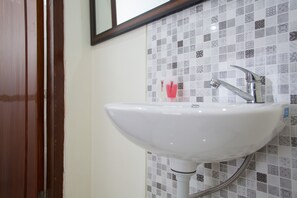 双人房 | 浴室 | 淋浴设施、免费洗浴用品、毛巾