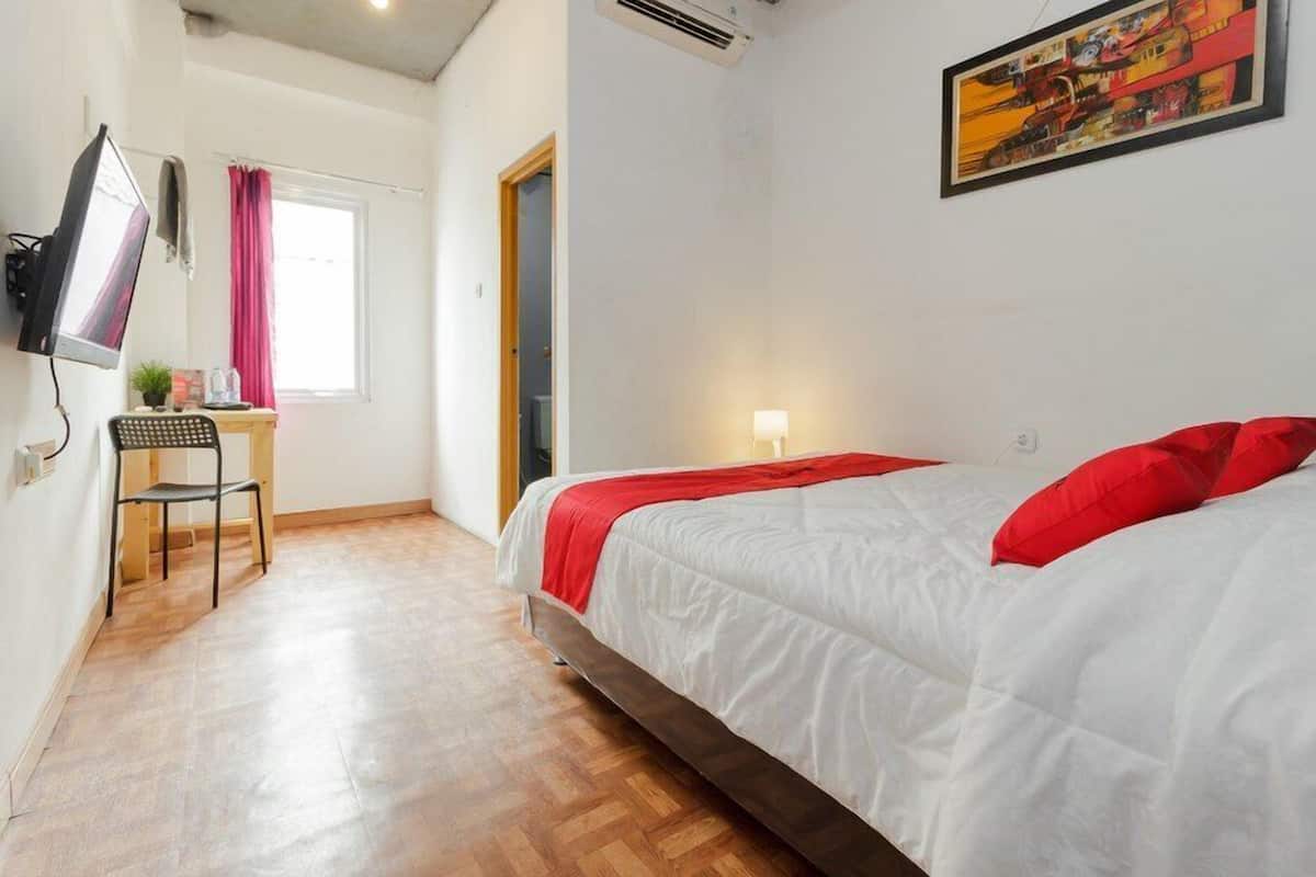 Desk, free WiFi, bed sheets