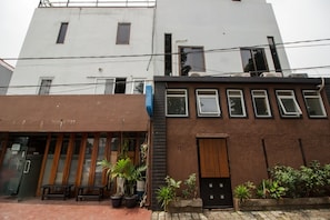 Vista frontal de la propiedad