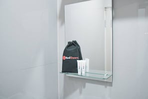 Chambre double | Salle de bain | Douche, articles de toilette (gratuits), serviettes fournies