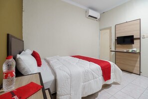 Desk, free WiFi, bed sheets - RedDoorz near Cikampek Mall Karawang (Karawang)
