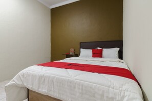 Desk, free WiFi, bed sheets - RedDoorz near Cikampek Mall Karawang (Karawang)