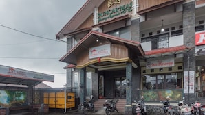 A hotel with a sign for 'Puncar Mas' and 'Shinta' on the facade. - RedDoorz Syariah @ Cipanas (Cipanas)