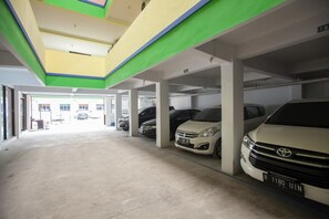 Free self-parking - RedDoorz near Petra University 2 (Surabaya)