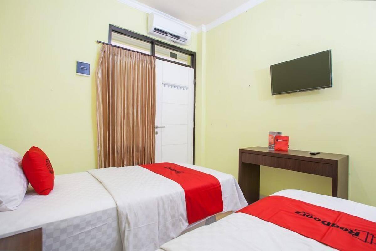 Desk, free WiFi, bed sheets