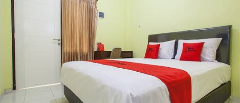 Escritorio, wifi gratis y ropa de cama