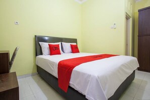 Desk, free WiFi, bed sheets - RedDoorz near Petra University 2 (Surabaya)