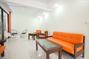 Lobby sitting area - RedDoorz near Petra University 2 (Surabaya)