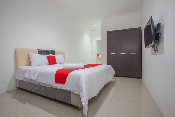 Desk, free WiFi, bed sheets - Reddoorz @ Kertajaya Surabaya (Surabaya)