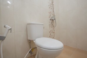 Dusche, kostenlose Toilettenartikel, Handtücher
