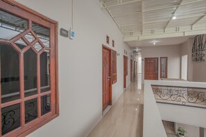 Flat-screen TV - RedDoorz near Ciputra Golf Surabaya (Surabaya)