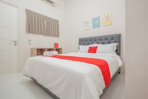 Double Room | Desk, free WiFi, bed sheets - RedDoorz near Ciputra Golf Surabaya (Surabaya)
