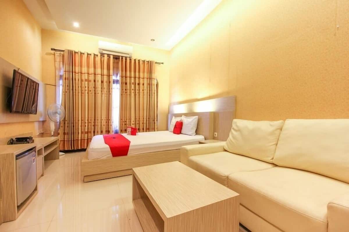 Desk, free WiFi, bed sheets