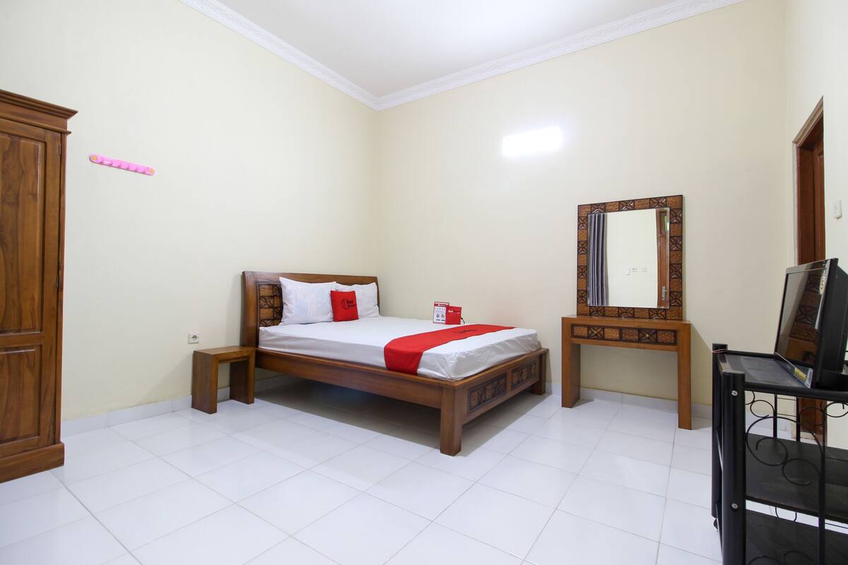 Desk, free WiFi, bed sheets