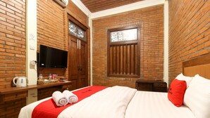 Kamar Deluks | Meja kerja, Wi-Fi gratis, dan seprai linen