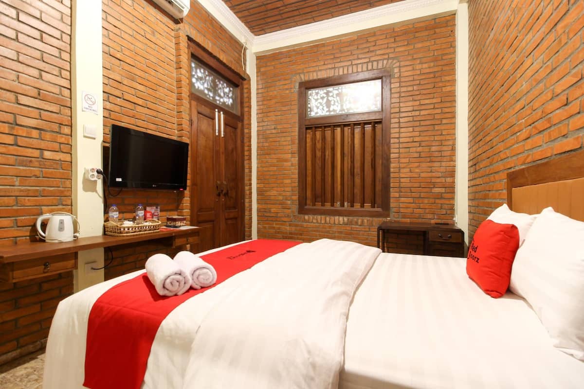 Desk, free WiFi, bed sheets