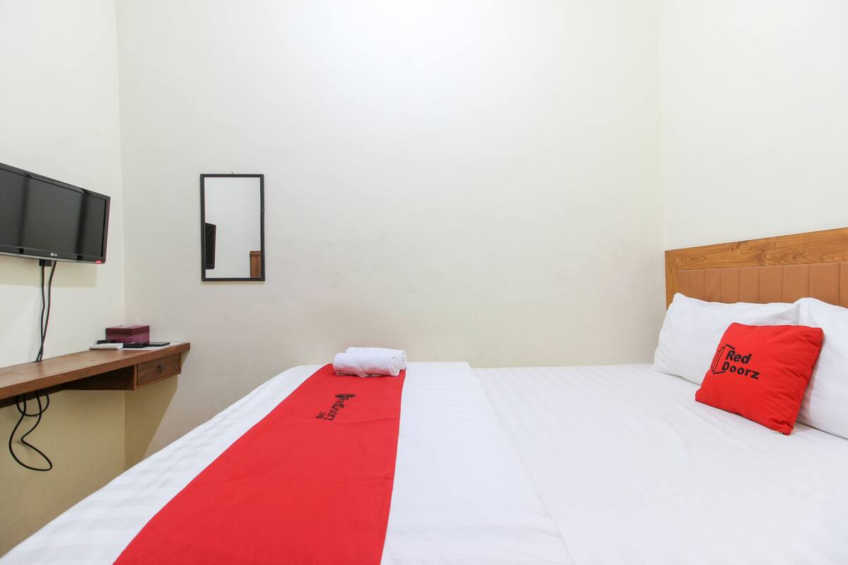 Desk, free WiFi, bed sheets