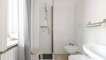 Comfort Double Room, Ensuite | Bathroom | Shower, bidet, towels