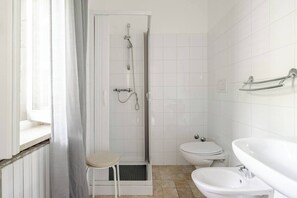 Comfort Double Room, Ensuite | Bathroom | Shower, bidet, towels - Villa Vittoria B&B (Fasano)