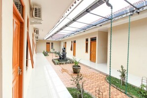 Flat-screen TV - RedDoorz near Balekambang City Park (Surakarta)