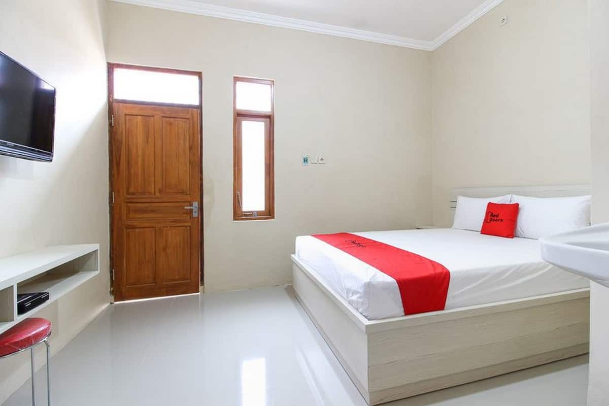 Desk, free WiFi, bed sheets