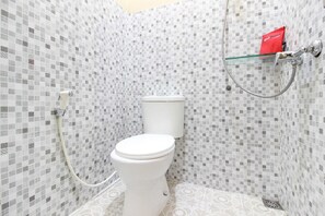 Shower, free toiletries, towels