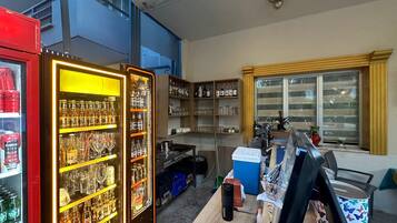 Standard-Dreibettzimmer | Eigene Küche | Mini-Kühlschrank, Küchenrolle, Esstisch