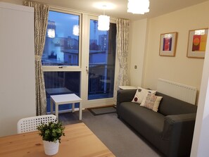 Comfort Apartment, 1 Double Bed, City View | Living room | Smart TV, Netflix - Park Central City Apartment (Birmingham)