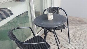 Apartamento conforto, 1 cama de casal, vista para a cidade | Terraço/pátio