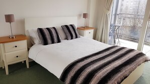 Apartamento conforto, 1 cama de casal, vista para a cidade | 4 quartos, espaço de trabalho para notebook, cortinas blackout
