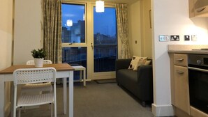 Apartamento conforto, 1 cama de casal, vista para a cidade | Vista do quarto