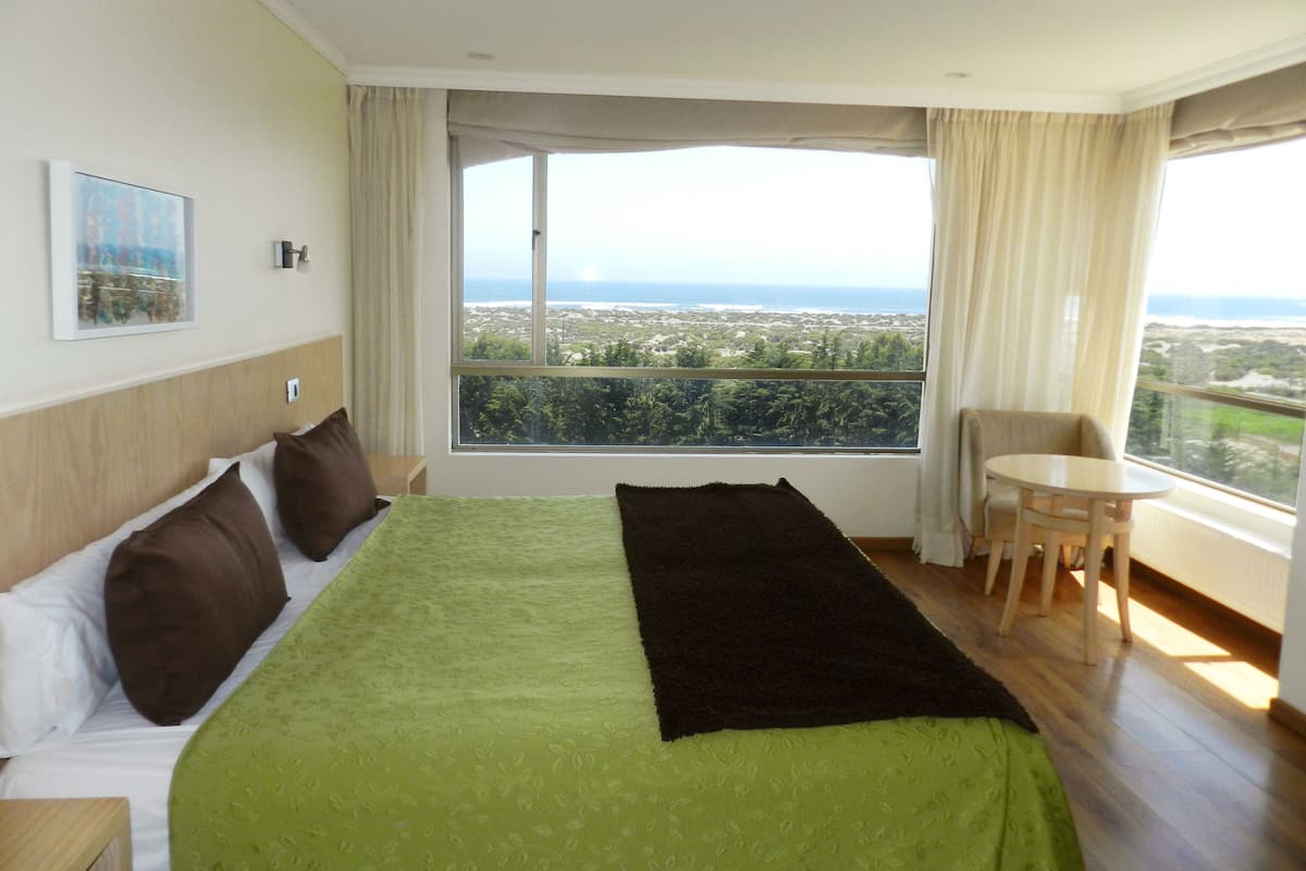 Classic Room, 1 King Bed | In-room safe, free WiFi, bed sheets, wheelchair access