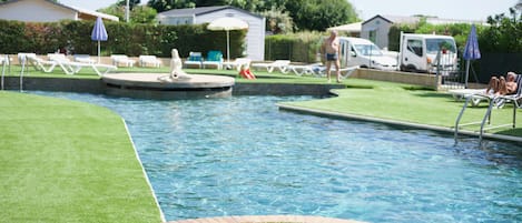 Piscina externa sazonal, funciona das 9h30 às 19h30, guarda-sóis