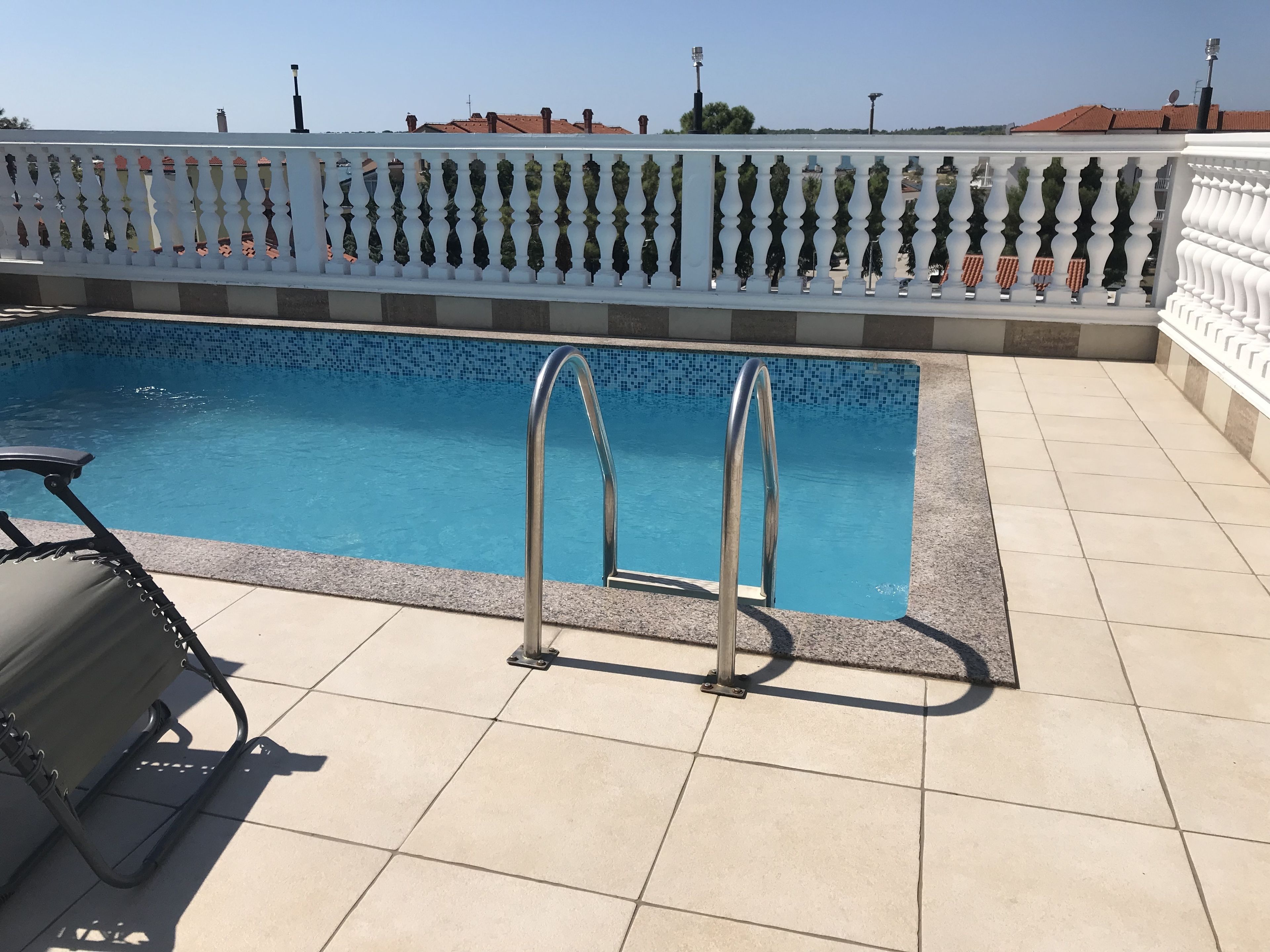 حمّام سباحة خارجي، مفتوح من 8:00 صباحًا إلى 8:30 مساءً، مقاعد للتشمس