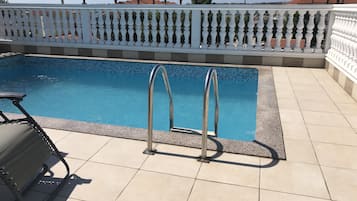 حمّام سباحة خارجي، مفتوح من 8:00 صباحًا إلى 8:30 مساءً، مقاعد للتشمس