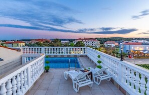 A rooftop terrace with a swimming pool, white balustrades, and lounge chairs. - Villa San Rocco Bed&Breakfast (Medulin)