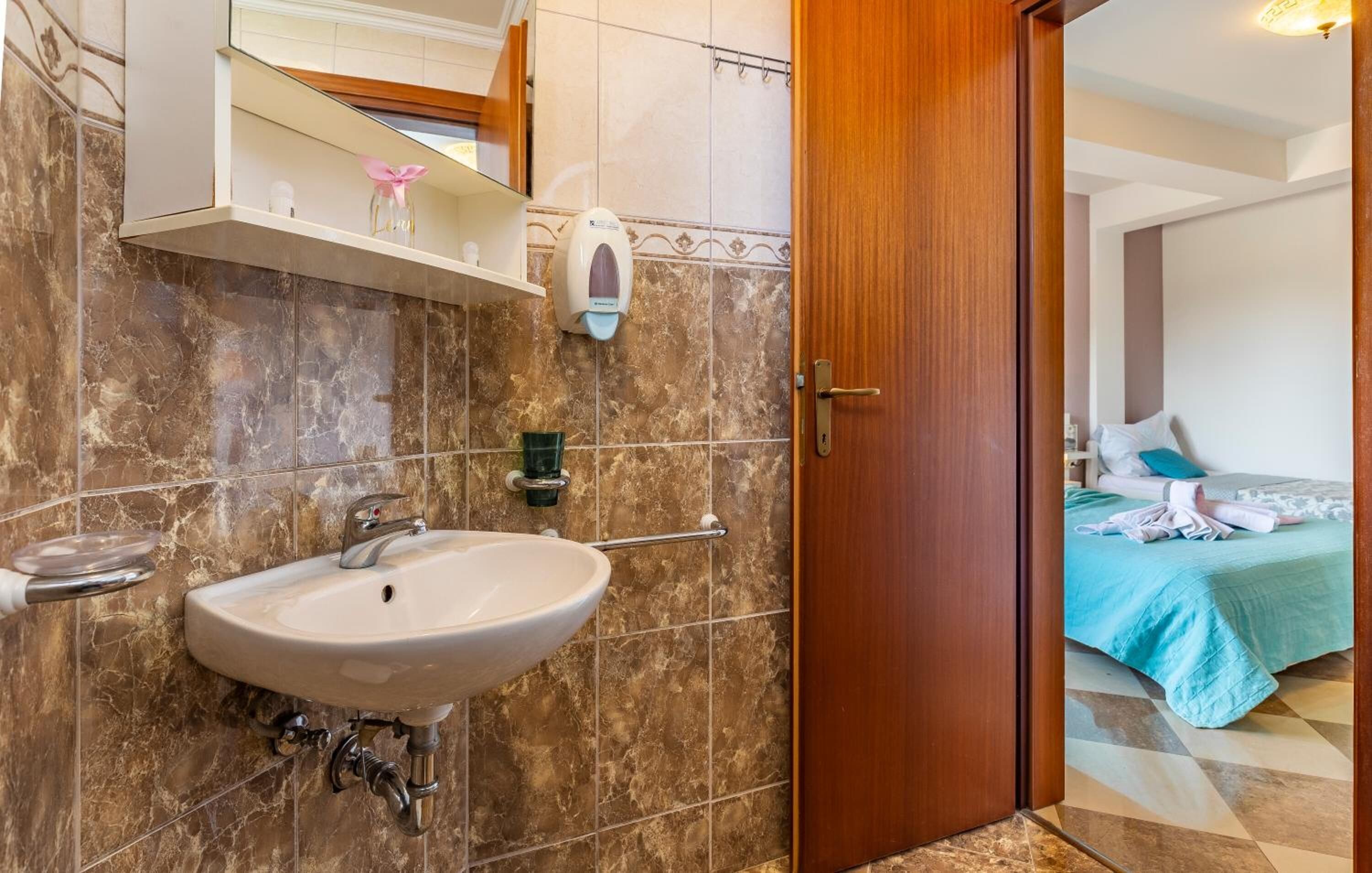 مجففات شعر، برانس (أردية) حمّام، مراحيض شطف، مناشف