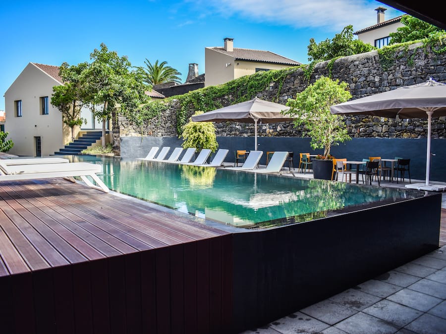 Een buitenzwembad en ligstoelen