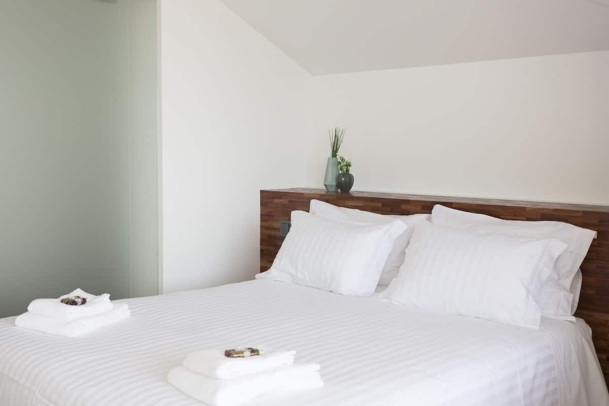 Deluxe Suite, Sea View (7) | Individually decorated, individually furnished, desk, iron/ironing board