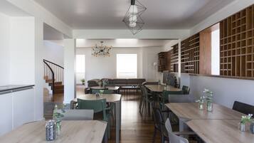 Bao gồm bữa sáng buffet hàng ngày